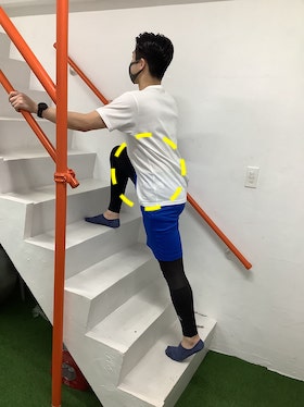 階段もも裏　トレーニング前の身体整えシリーズ　①ストレッチ　